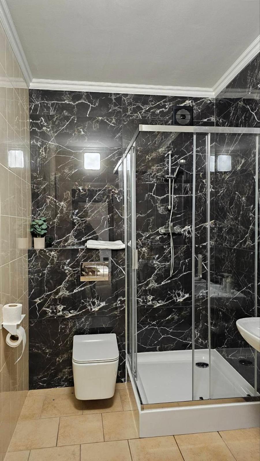 Black Room Apartment Mukachevo Exterior foto